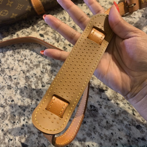 Authentic Vintage LV Monogram Crossbody - Picture 4 of 7